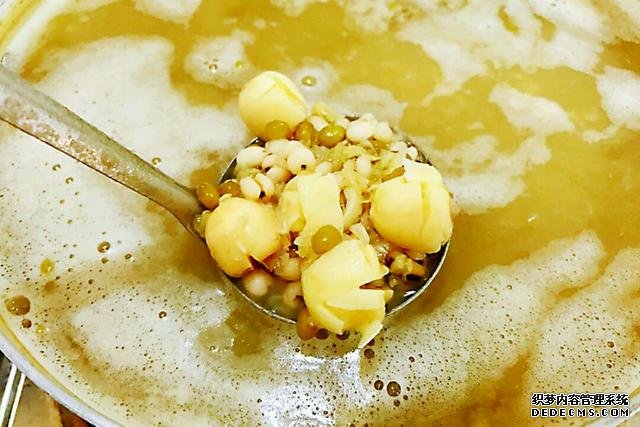 這湯叫美膚綠豆湯，夏天睡不著喝它，安神少夢(mèng)一覺(jué)睡到天亮