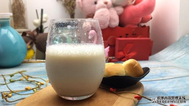 全脂、低脂、脫脂牛奶，應(yīng)該怎么選？4個知識點(diǎn)，教你正確喝牛奶