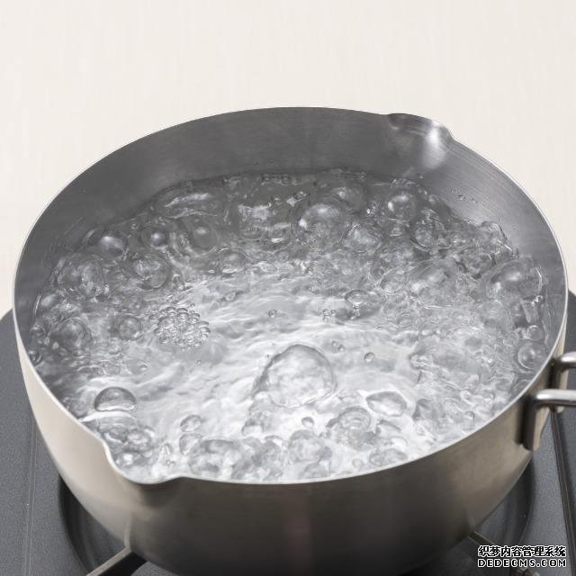 千滾水和隔夜水會(huì)致癌嗎？聽聽專家的意見吧