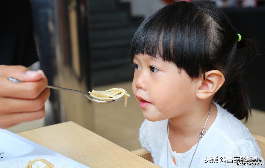 倒立著喝水，水會(huì)進(jìn)入胃里嗎？