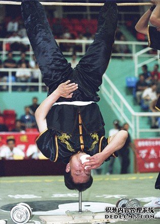 倒立著喝水，水會(huì)進(jìn)入胃里嗎？