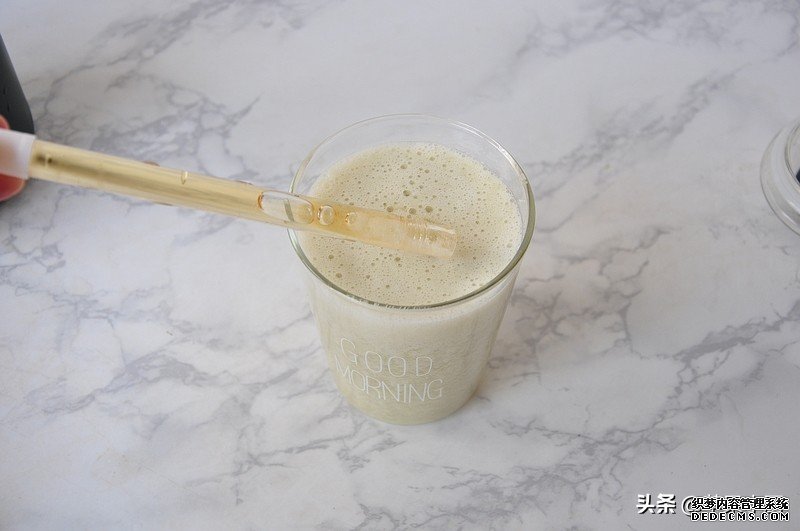 芹菜汁這樣喝味道也不錯(cuò)，加根香蕉，每天早起來一杯，肚子好輕松